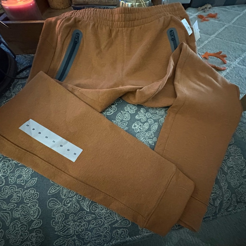 Old Navy jogger , size small , NWT, Rust color